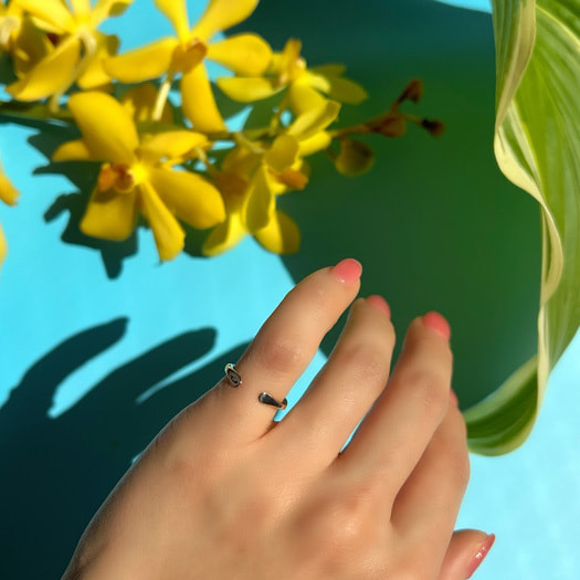 黄色い花と指輪