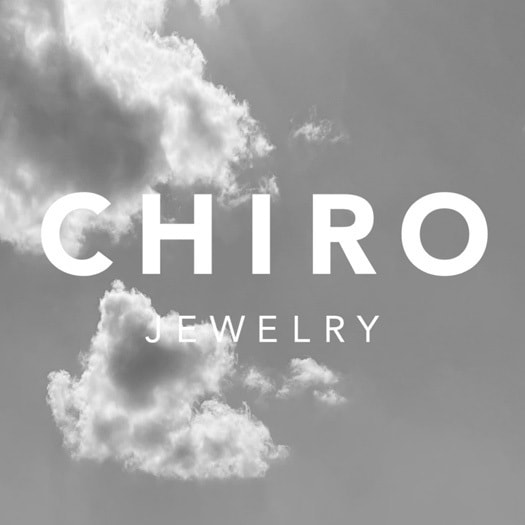 白黒の写真にCHIROのロゴ