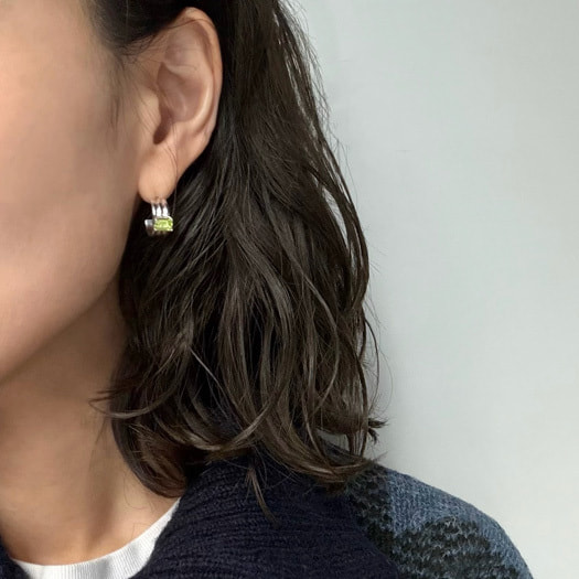 黄緑色のピアス